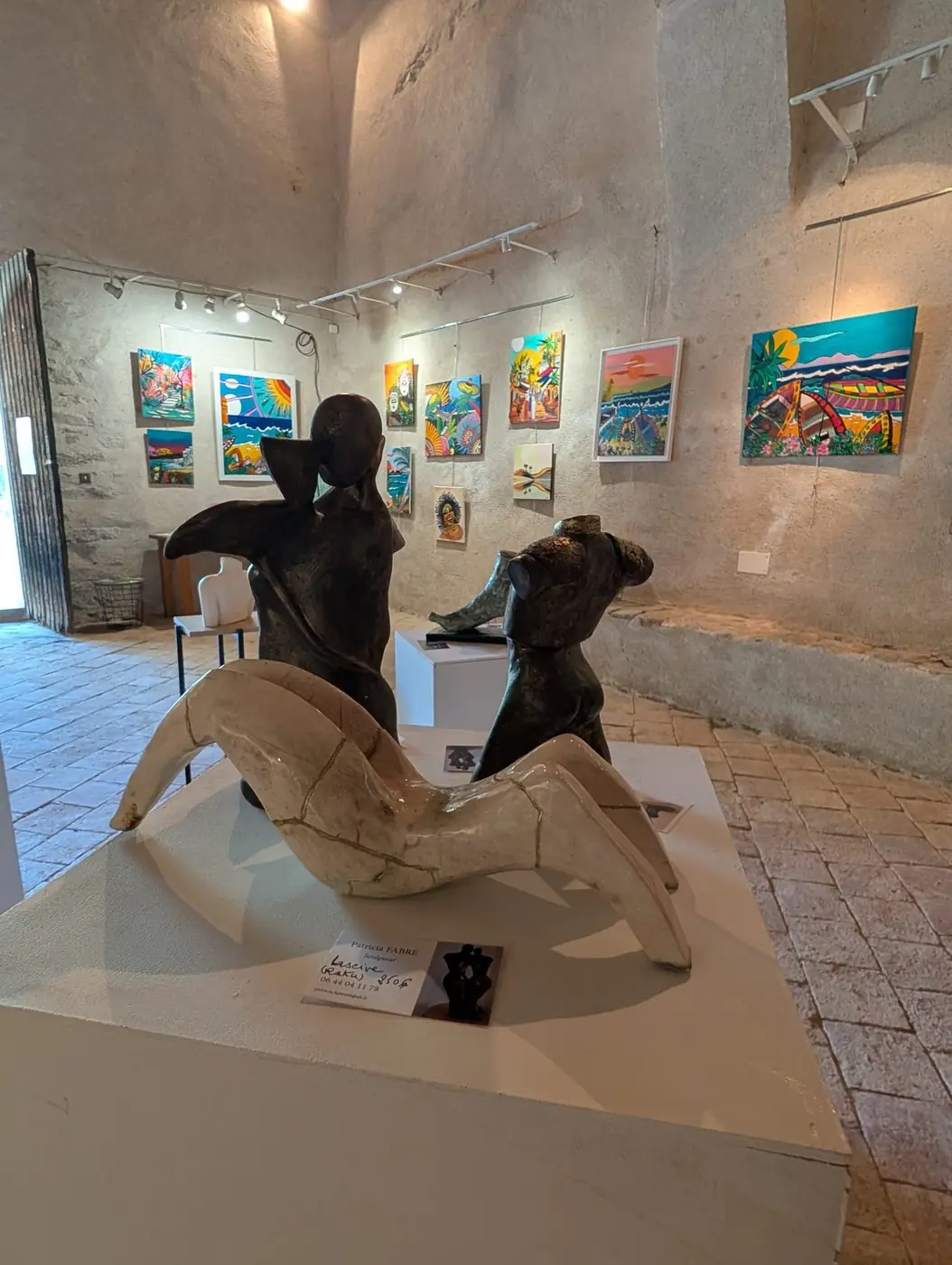 Sculpture de bronze et toiles de paysages d'un co-exposant