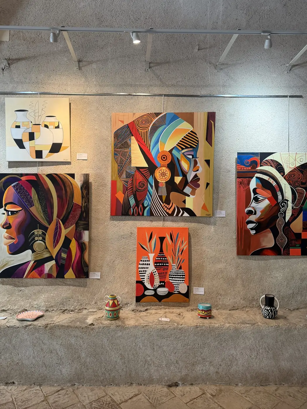 Portraits stylisés et céramiques peintes de Sanja