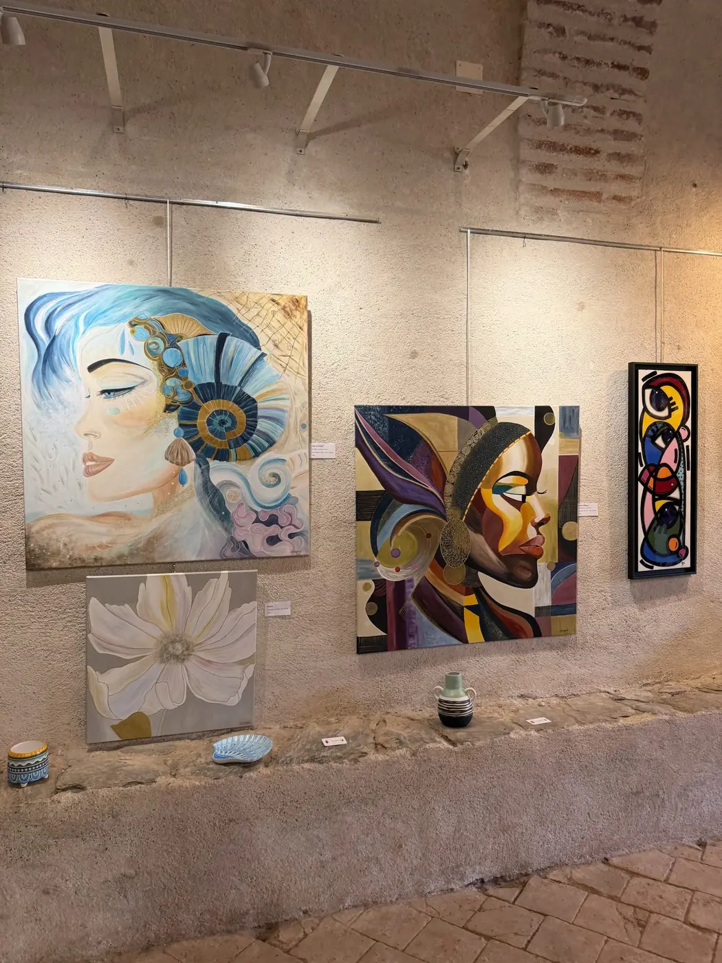 La femme océane et le magnolia sur le mur de brique